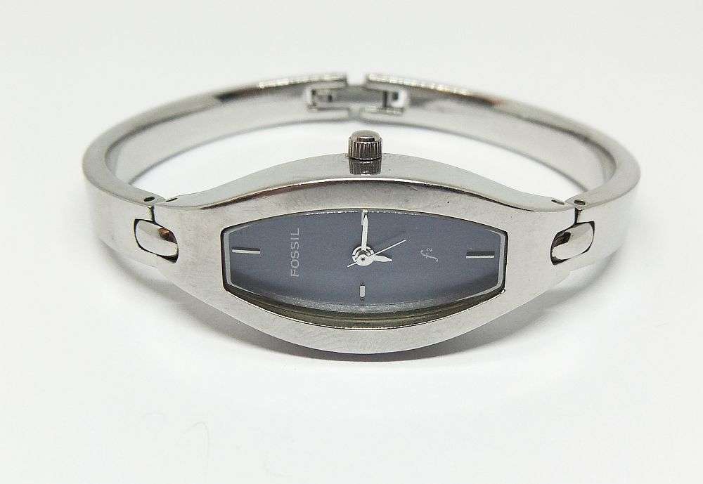 A VERY STYLISH LADIES GENUINE FOSSIL HINGED BANGLE QUARTZ WATCH IN GOOD WORKING CONDITION !!