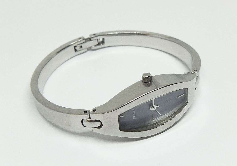 A VERY STYLISH LADIES GENUINE FOSSIL HINGED BANGLE QUARTZ WATCH IN GOOD WORKING CONDITION !!