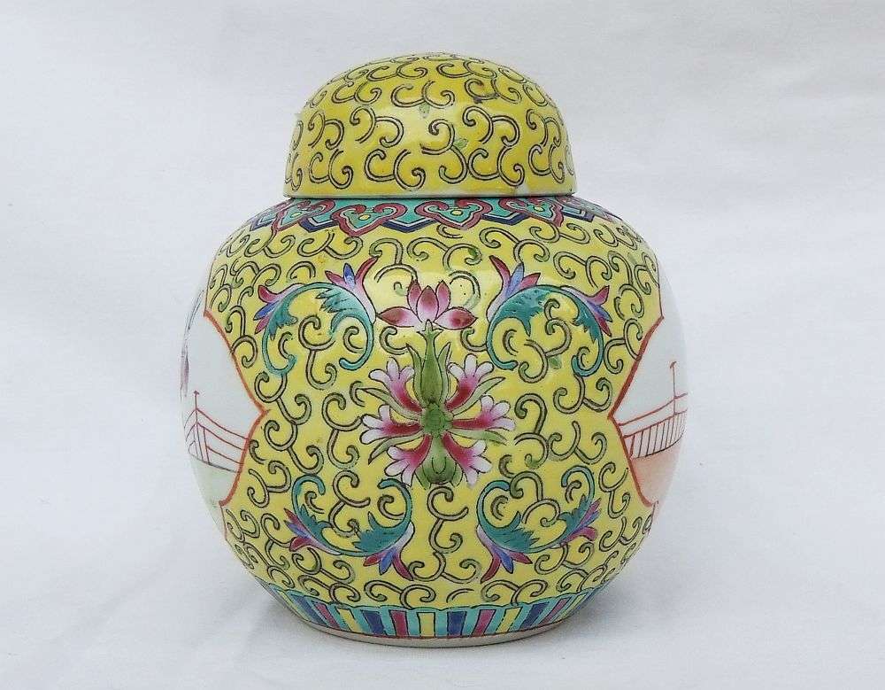 WOW !! A STUNNING VINTAGE HAND PAINTED CHINESE PORCELAIN GINGER JAR IN EXCELLENT CONDITION !!