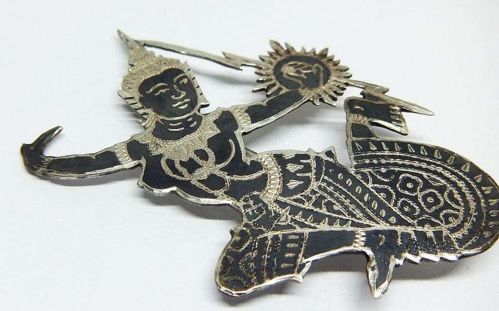 WOW !! A LARGE VINTAGE SOLID STERLING SILVER NIELO HINDU GODDESS BROOCH MADE IN SIAM ( THAILAND )