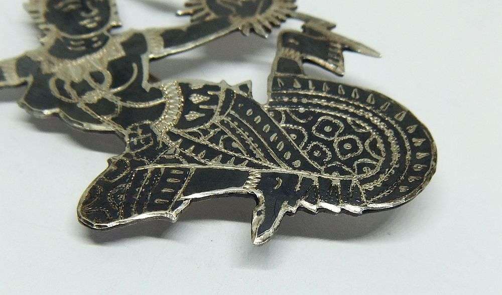 WOW !! A LARGE VINTAGE SOLID STERLING SILVER NIELO HINDU GODDESS BROOCH MADE IN SIAM ( THAILAND )