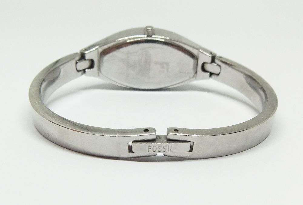 A VERY STYLISH LADIES GENUINE FOSSIL HINGED BANGLE QUARTZ WATCH IN GOOD WORKING CONDITION !!