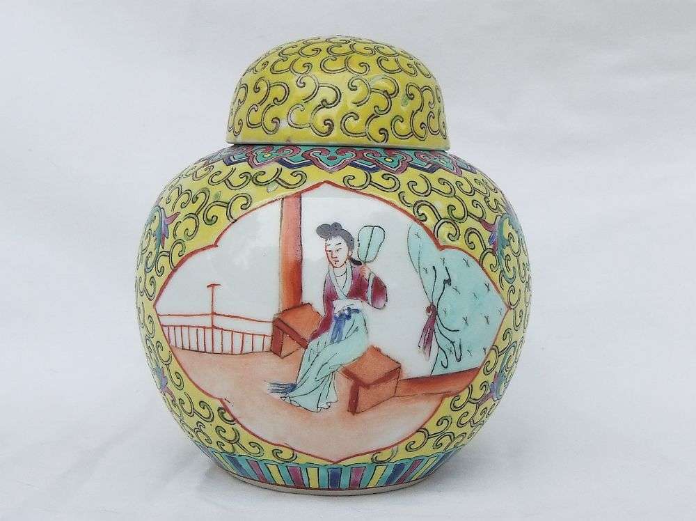 WOW !! A STUNNING VINTAGE HAND PAINTED CHINESE PORCELAIN GINGER JAR IN EXCELLENT CONDITION !!