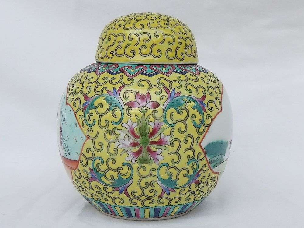 WOW !! A STUNNING VINTAGE HAND PAINTED CHINESE PORCELAIN GINGER JAR IN EXCELLENT CONDITION !!