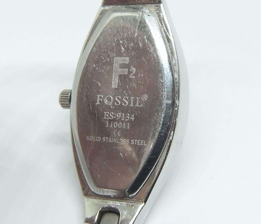 A VERY STYLISH LADIES GENUINE FOSSIL HINGED BANGLE QUARTZ WATCH IN GOOD WORKING CONDITION !!