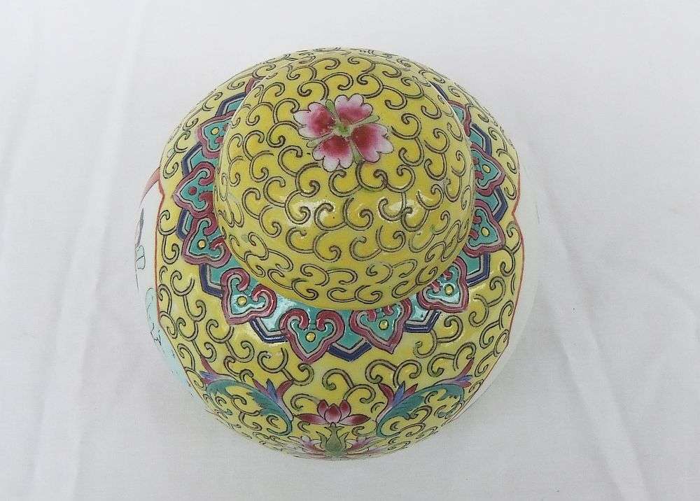 WOW !! A STUNNING VINTAGE HAND PAINTED CHINESE PORCELAIN GINGER JAR IN EXCELLENT CONDITION !!