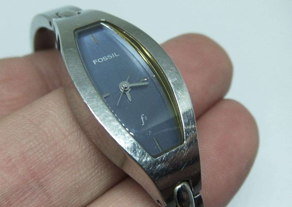A VERY STYLISH LADIES GENUINE FOSSIL HINGED BANGLE QUARTZ WATCH IN GOOD WORKING CONDITION !!