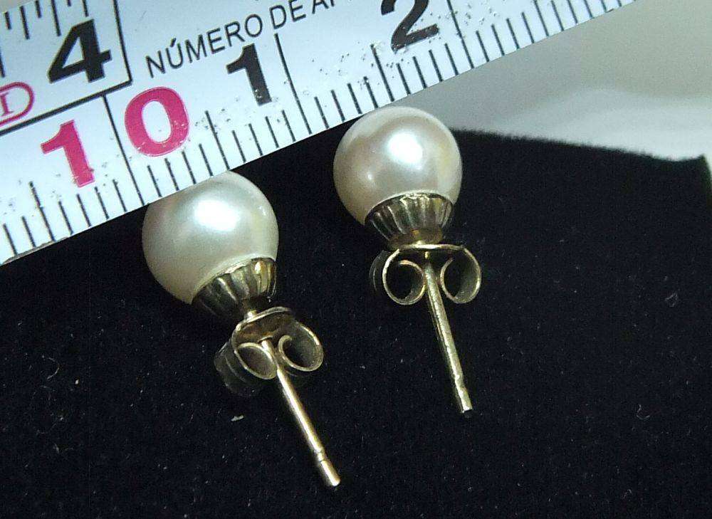 A classy pair of vintage genuine Pearl and 9 carat gold earrings