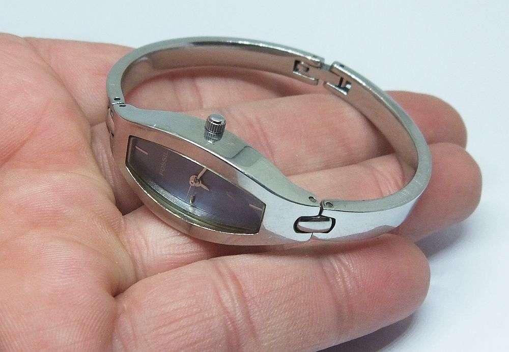 A VERY STYLISH LADIES GENUINE FOSSIL HINGED BANGLE QUARTZ WATCH IN GOOD WORKING CONDITION !!