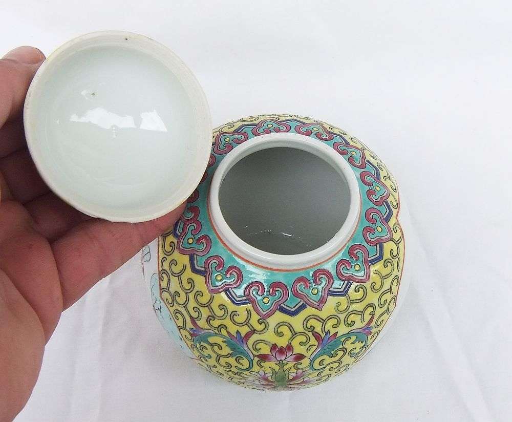 WOW !! A STUNNING VINTAGE HAND PAINTED CHINESE PORCELAIN GINGER JAR IN EXCELLENT CONDITION !!