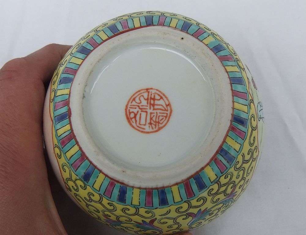 WOW !! A STUNNING VINTAGE HAND PAINTED CHINESE PORCELAIN GINGER JAR IN EXCELLENT CONDITION !!