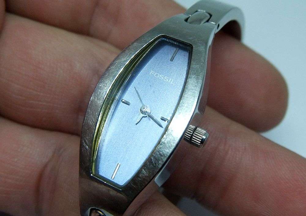 A VERY STYLISH LADIES GENUINE FOSSIL HINGED BANGLE QUARTZ WATCH IN GOOD WORKING CONDITION !!