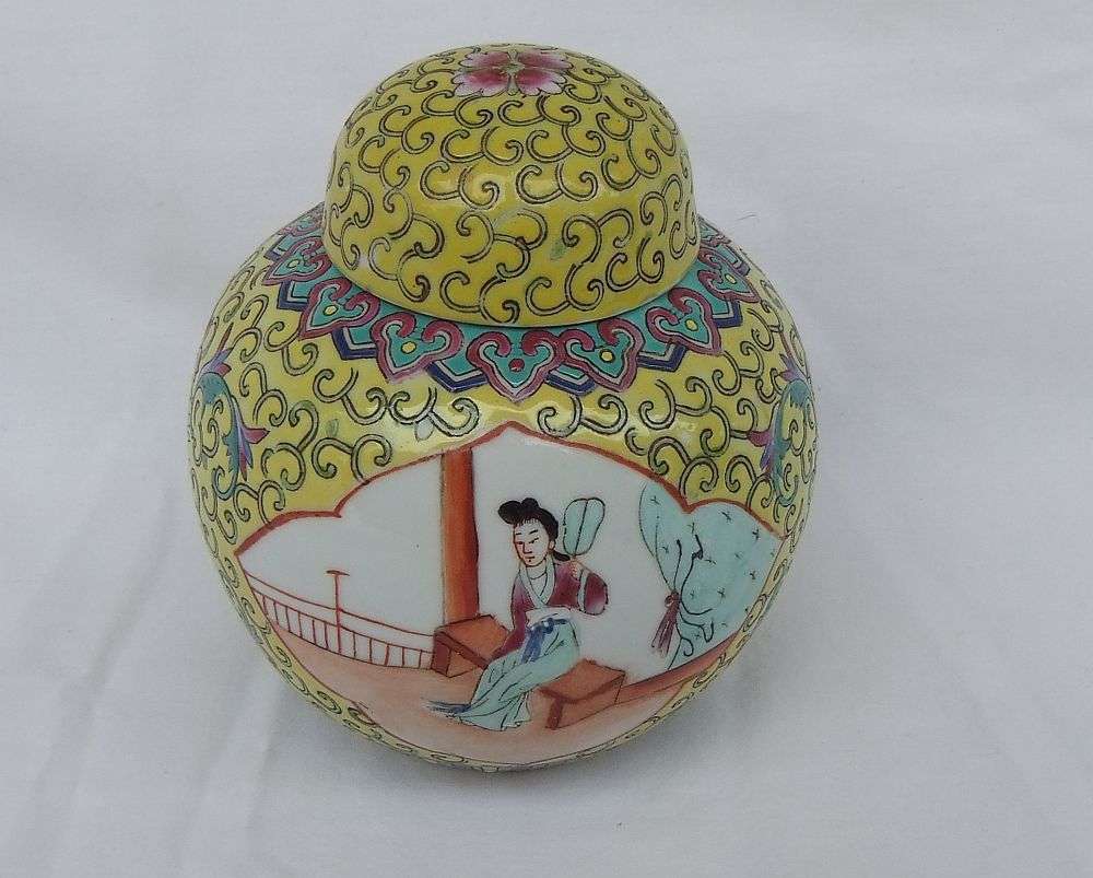 WOW !! A STUNNING VINTAGE HAND PAINTED CHINESE PORCELAIN GINGER JAR IN EXCELLENT CONDITION !!