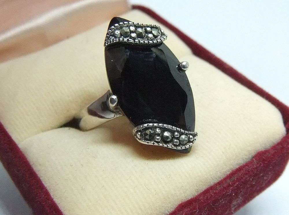 A BEAUTIFUL VINTAGE STYLE SOLID STERLING SILVER RING WITH FACETED HEMATITE AND MARCASITE INSETS !!