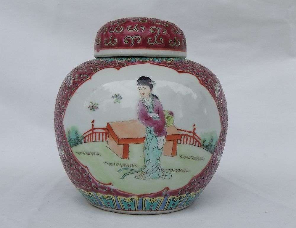 WOW !! A BEAUTIFULLY DETAILED VINTAGE HAND PAINTED CHINESE PORCELAIN GINGER JAR !!