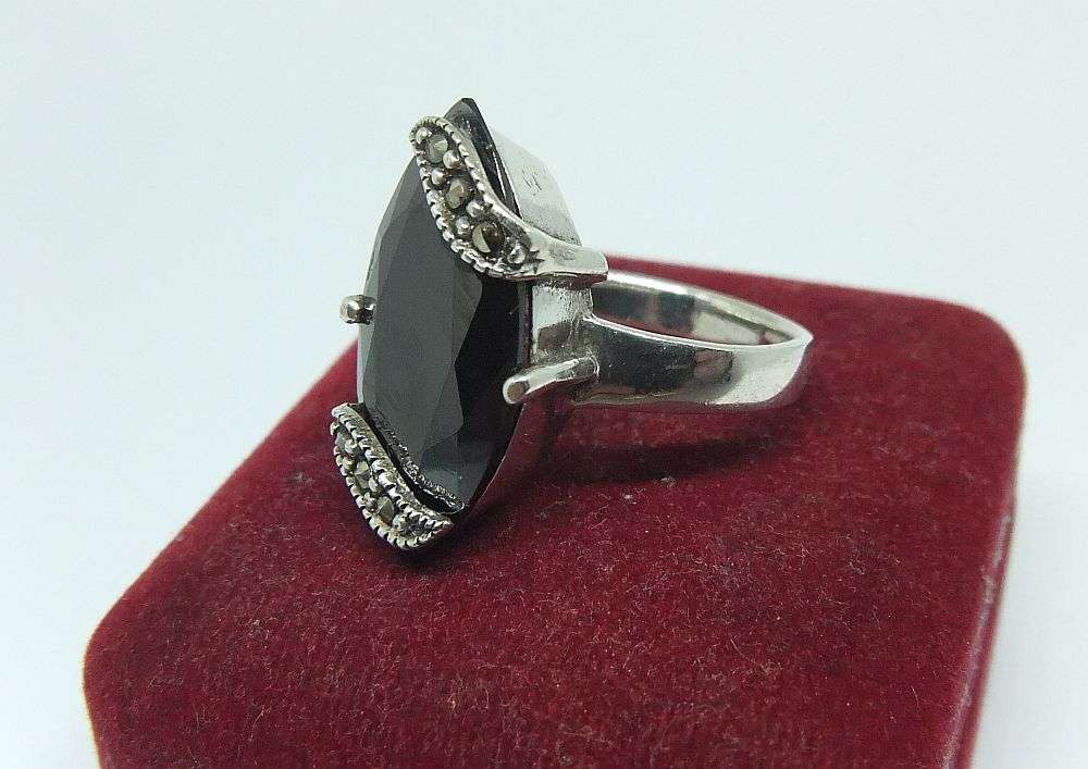 A BEAUTIFUL VINTAGE STYLE SOLID STERLING SILVER RING WITH FACETED HEMATITE AND MARCASITE INSETS !!