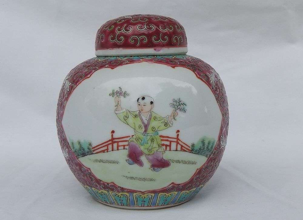 WOW !! A BEAUTIFULLY DETAILED VINTAGE HAND PAINTED CHINESE PORCELAIN GINGER JAR !!