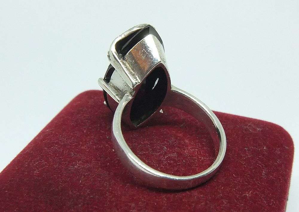 A BEAUTIFUL VINTAGE STYLE SOLID STERLING SILVER RING WITH FACETED HEMATITE AND MARCASITE INSETS !!