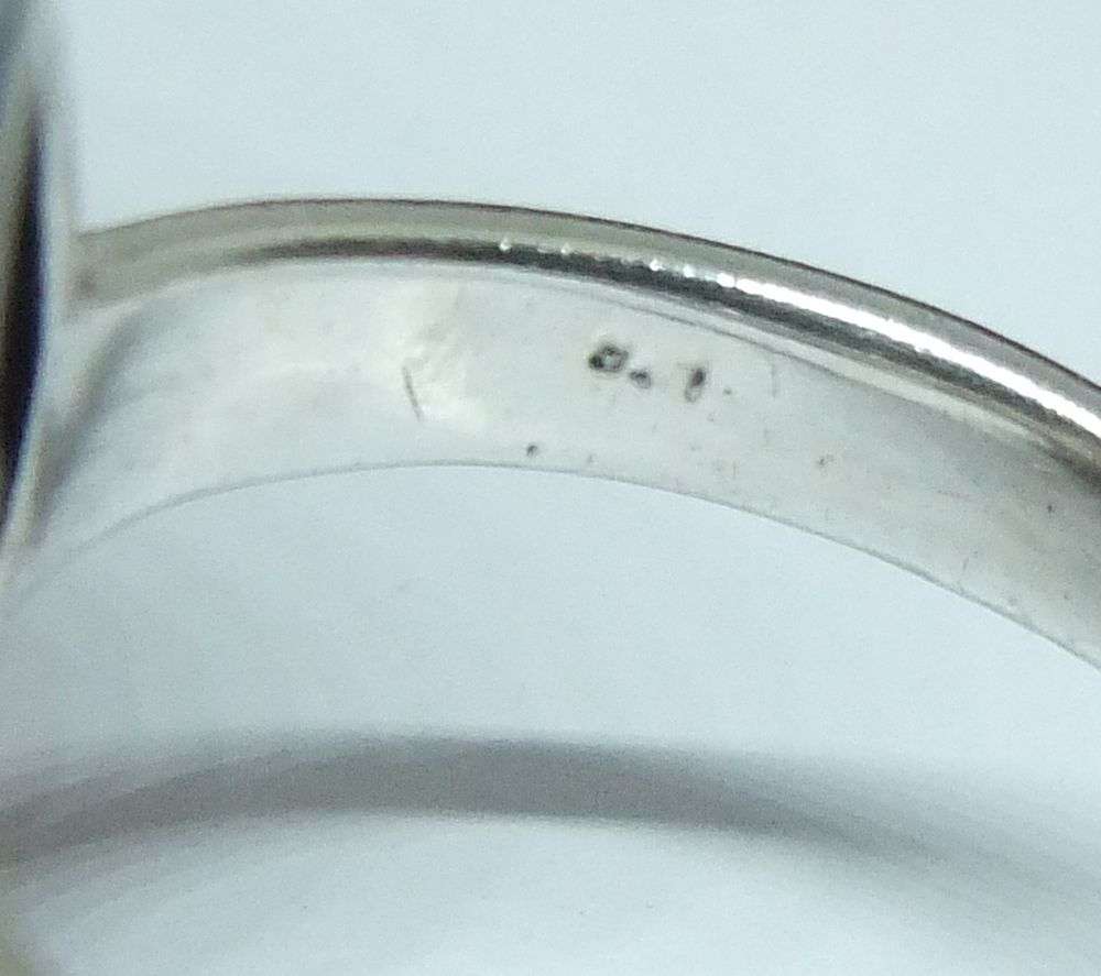 A BEAUTIFUL VINTAGE STYLE SOLID STERLING SILVER RING WITH FACETED HEMATITE AND MARCASITE INSETS !!