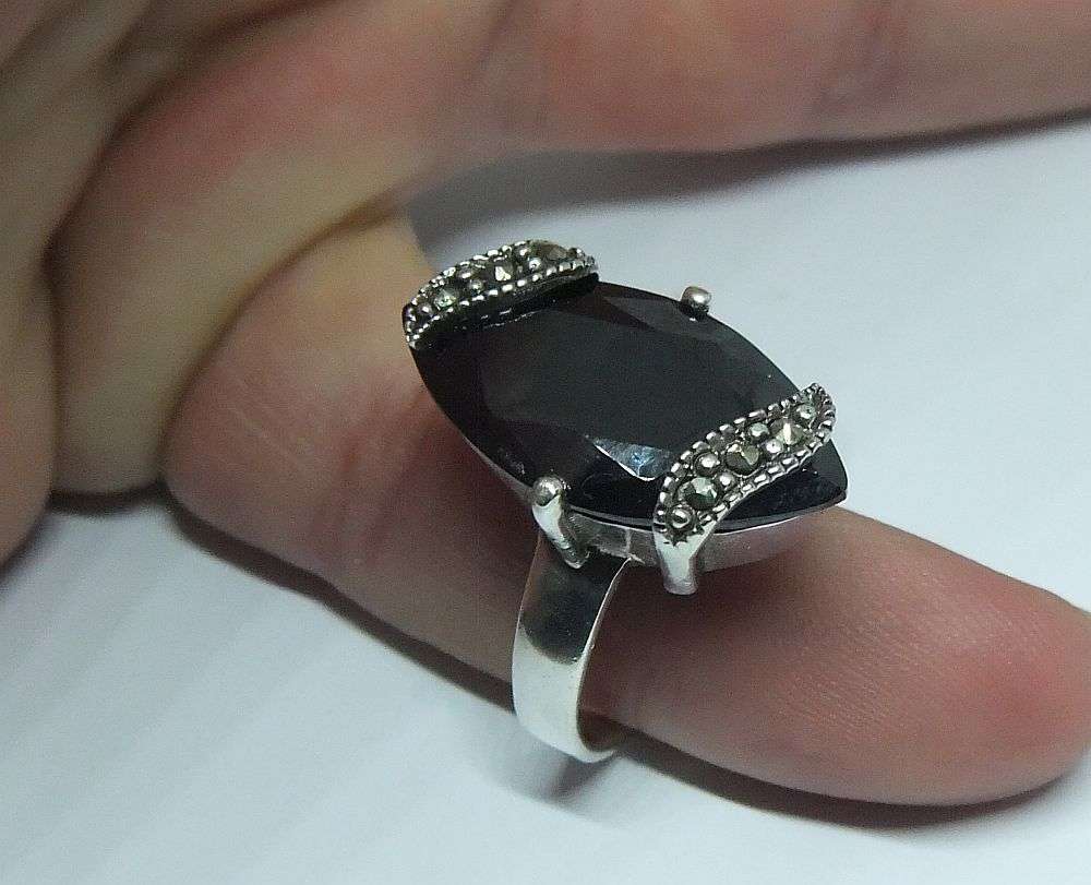 A BEAUTIFUL VINTAGE STYLE SOLID STERLING SILVER RING WITH FACETED HEMATITE AND MARCASITE INSETS !!