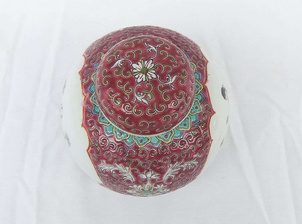 WOW !! A BEAUTIFULLY DETAILED VINTAGE HAND PAINTED CHINESE PORCELAIN GINGER JAR !!