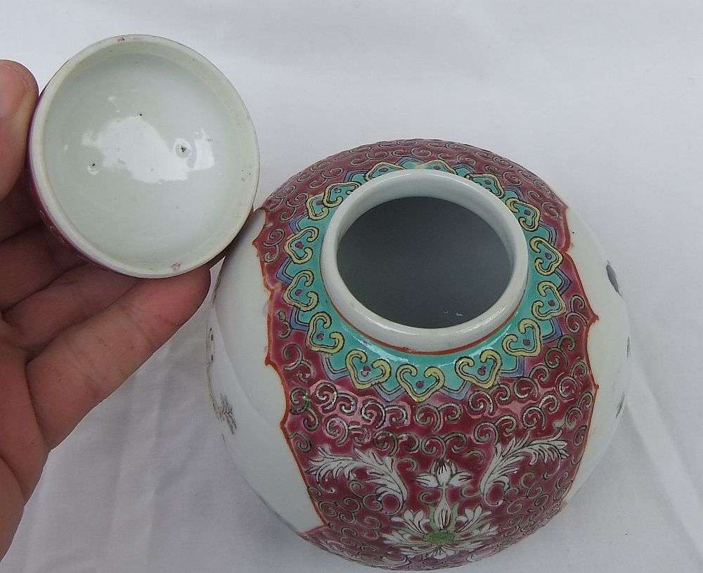 WOW !! A BEAUTIFULLY DETAILED VINTAGE HAND PAINTED CHINESE PORCELAIN GINGER JAR !!