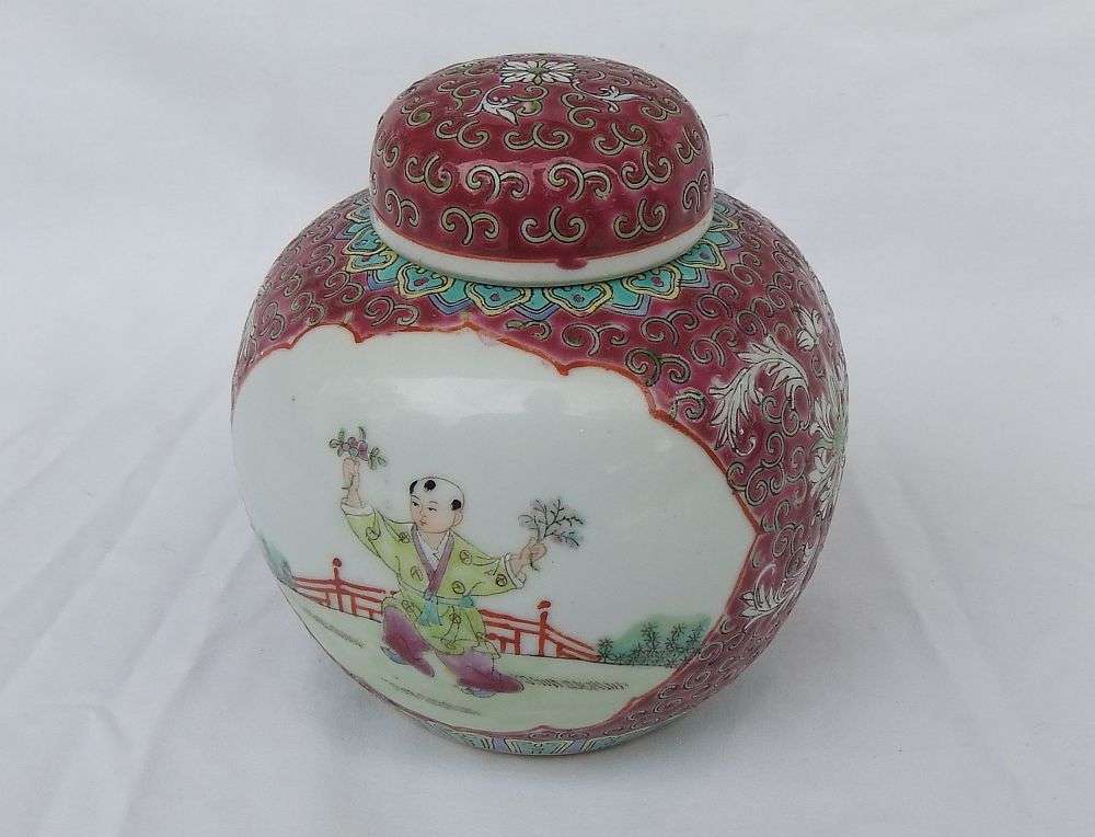 WOW !! A BEAUTIFULLY DETAILED VINTAGE HAND PAINTED CHINESE PORCELAIN GINGER JAR !!