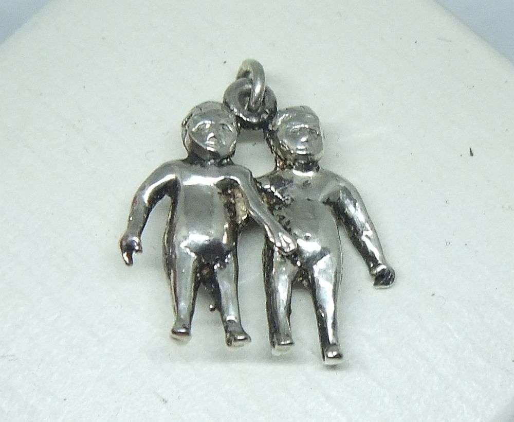 AN ADORABLE VINTAGE SOLID STERLING SILVER GEMINI / TWINS MOTIF PENDANT - NEVER WORN !!