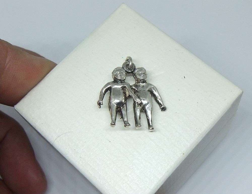 AN ADORABLE VINTAGE SOLID STERLING SILVER GEMINI / TWINS MOTIF PENDANT - NEVER WORN !!