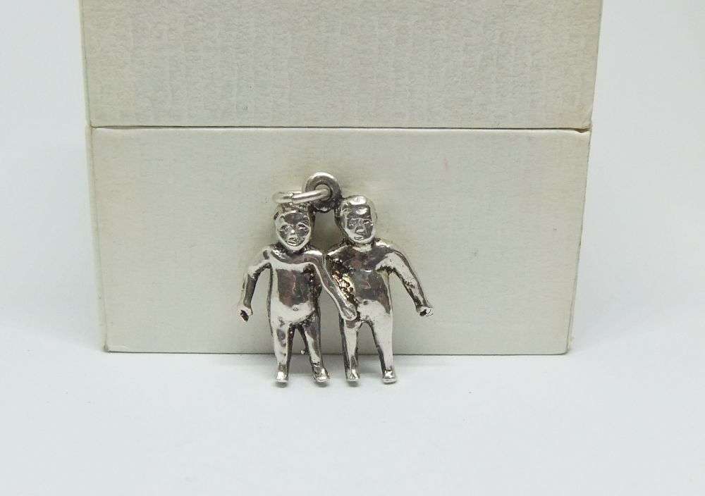 AN ADORABLE VINTAGE SOLID STERLING SILVER GEMINI / TWINS MOTIF PENDANT - NEVER WORN !!