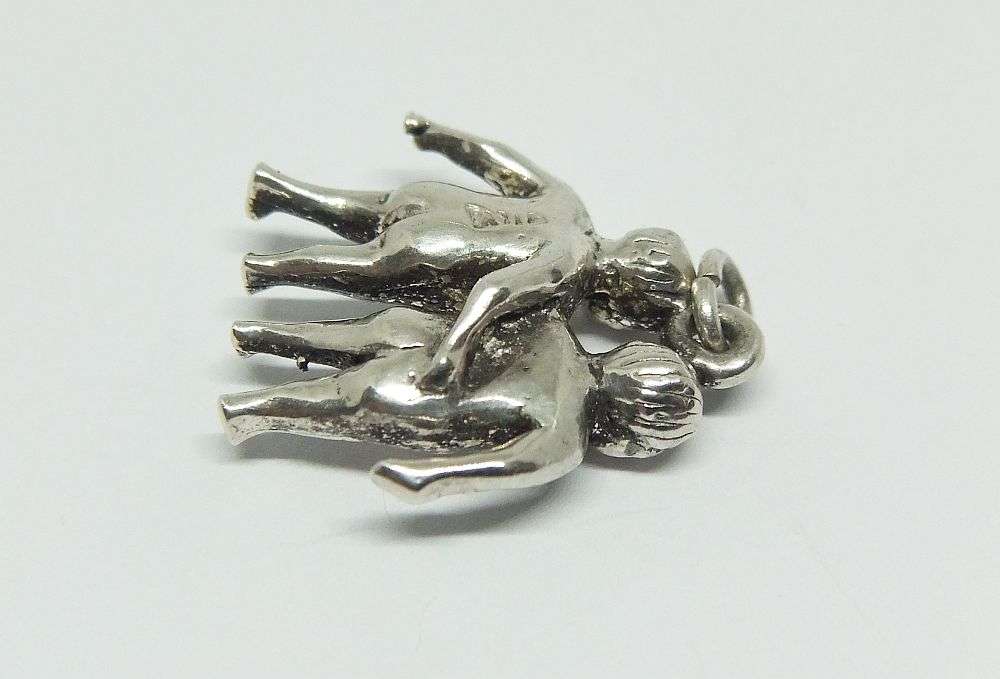 AN ADORABLE VINTAGE SOLID STERLING SILVER GEMINI / TWINS MOTIF PENDANT - NEVER WORN !!