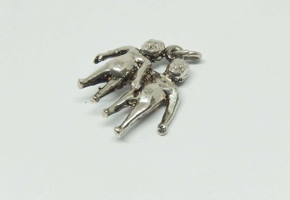 AN ADORABLE VINTAGE SOLID STERLING SILVER GEMINI / TWINS MOTIF PENDANT - NEVER WORN !!