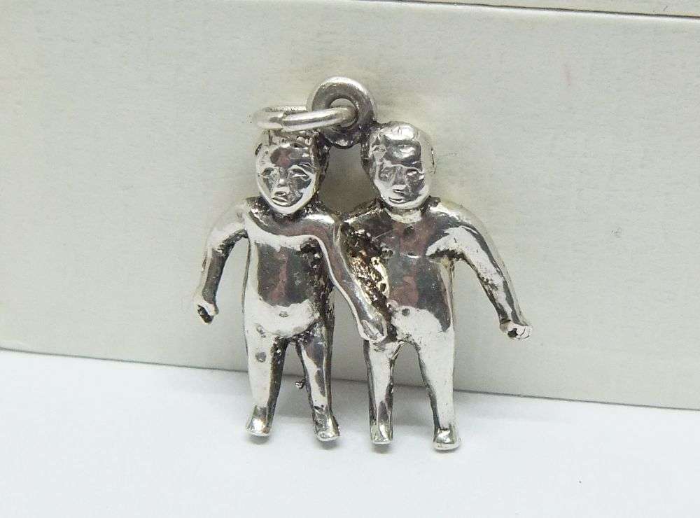 AN ADORABLE VINTAGE SOLID STERLING SILVER GEMINI / TWINS MOTIF PENDANT - NEVER WORN !!