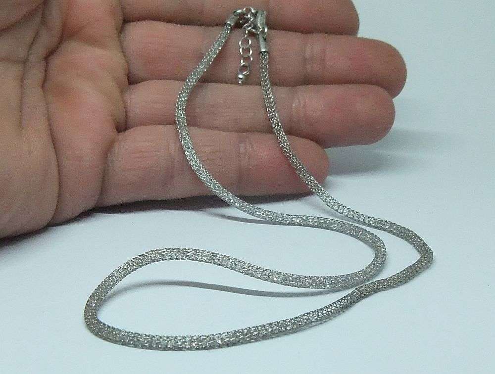 AN UNUSUAL WOVEN MESH TYPE STERLING SILVER NECKLACE IN EXCELLENT CONDITION !! WOW !!