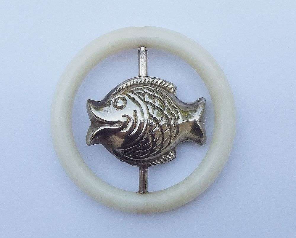 LOOK !! A RARE ADORABLE VINTAGE SILVERPLATE FISH ON SWIVEL TEETHING RING AND RATTLE !!