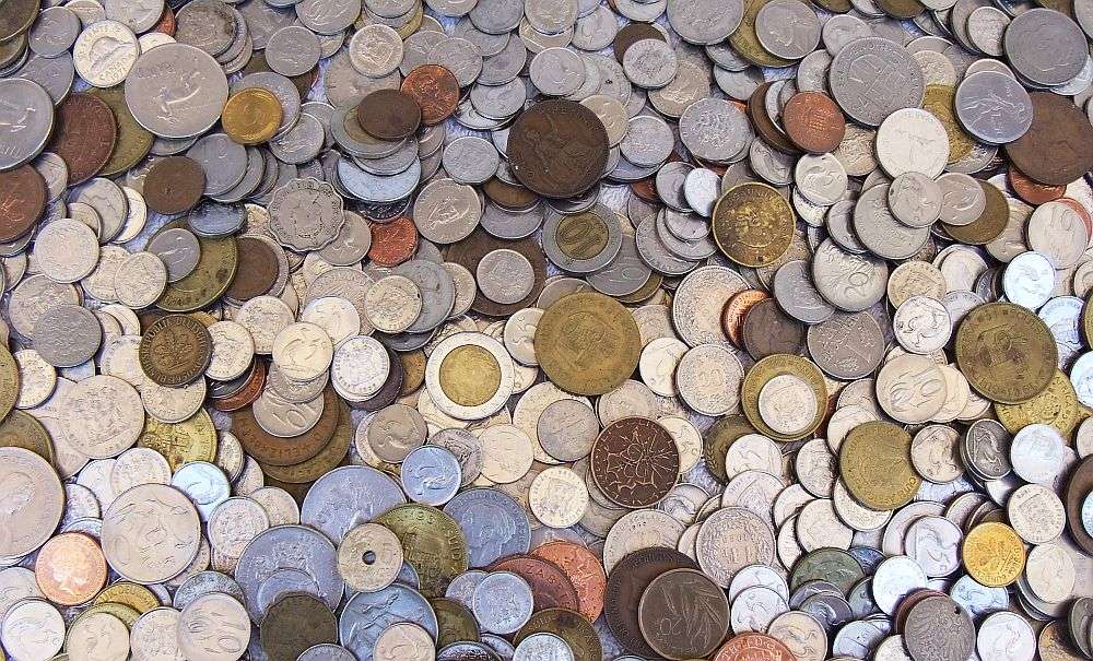 COOL DEAL !! A JOBLOT OF OVER 1000 VINTAGE / OLD WORLD COINS AS PER PICS !! BID FOR THE LOT !!