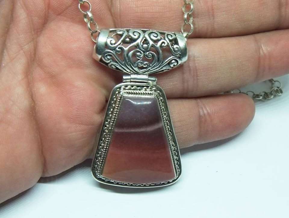 AN EXTRA LONG STERLING SILVER ROUND LINK NECKLACE & STERLING SILVER PENDANT SET WITH RED AGATE STONE