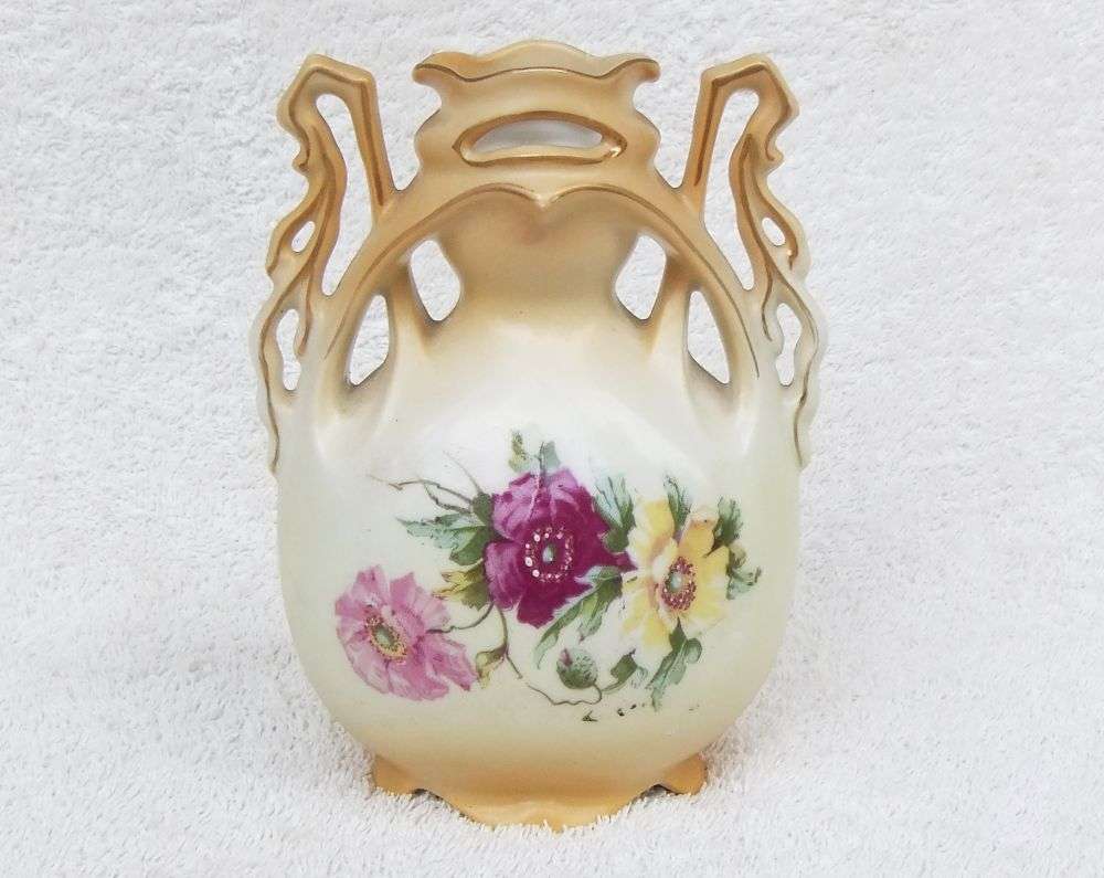 A RARE VICTORIAN ART NOUVEAU PATTERN BLUSHWARE VASE BY VICTORIA AUSTRIA