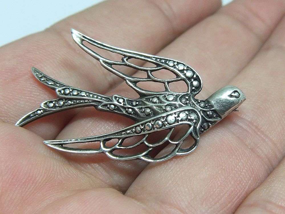 LOOK !! A BEAUTIFULLY DETAILED SOLID STERLING SILVER ART DECO STYLE SWALLOW BROOCH !! WOW !!