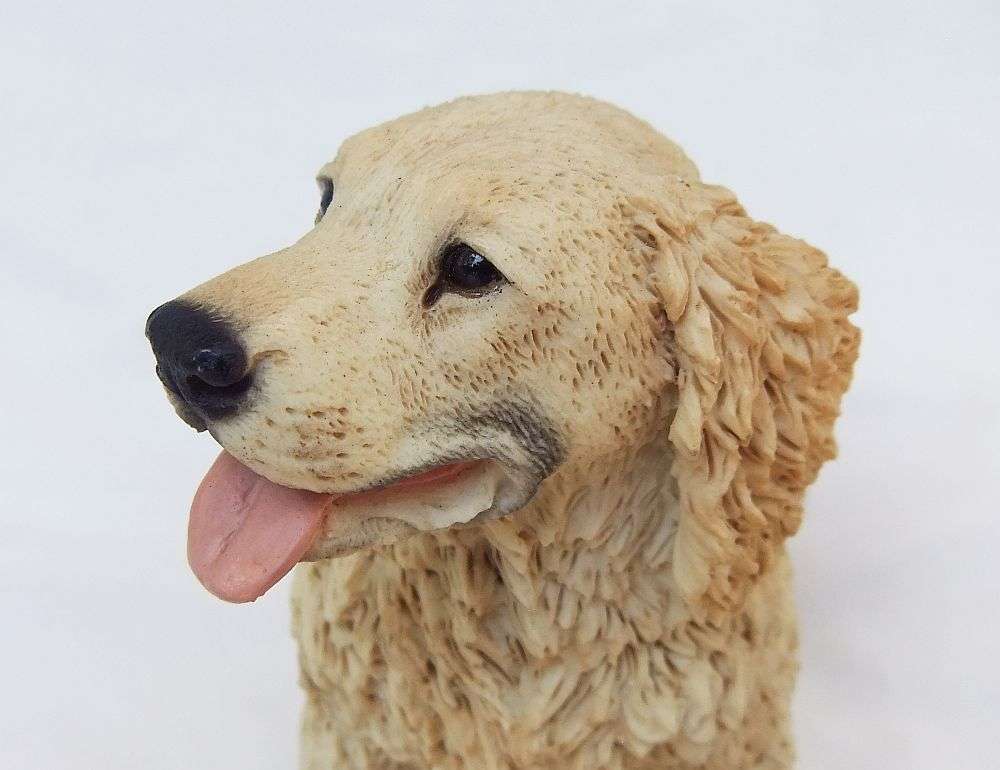 AN ALMOST LIFE LIKE VINTAGE LABRADOR FIGURINE BY CASTAGNA OF ITALY DATED 1990 WITH ORIGINAL BOX