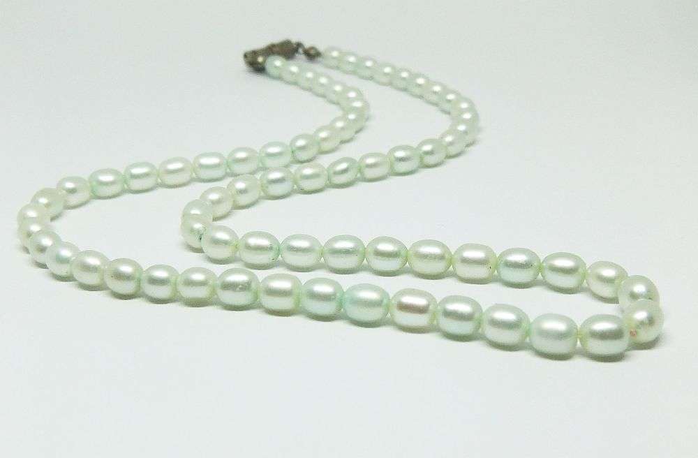 A VINTAGE STYLE GENUINE FRESHWATER PEARL NECKLACE WITH A BLUISH TINGE AND MAGNETIC CLASP