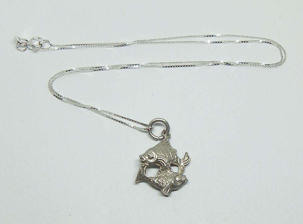 A BRAND NEW STERLING SILVER NECKLACE WITH A DETAILED VINTAGE UNWORN SOLID SILVER PISCES PENDANT !!