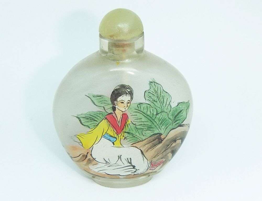 LOOK !! A FABULOUS VINTAGE CHINESE GLASS SNUFF BOTTLE WITH ORIGINAL STOPPER AND SPOON !! SWEET !!