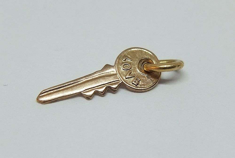 TOO CUTE FOR WORDS !! A GENUINE 9CT GOLD " LOVE KEY " CHARM IN EXCELLENT CONDITION !! MUST HAVE !!