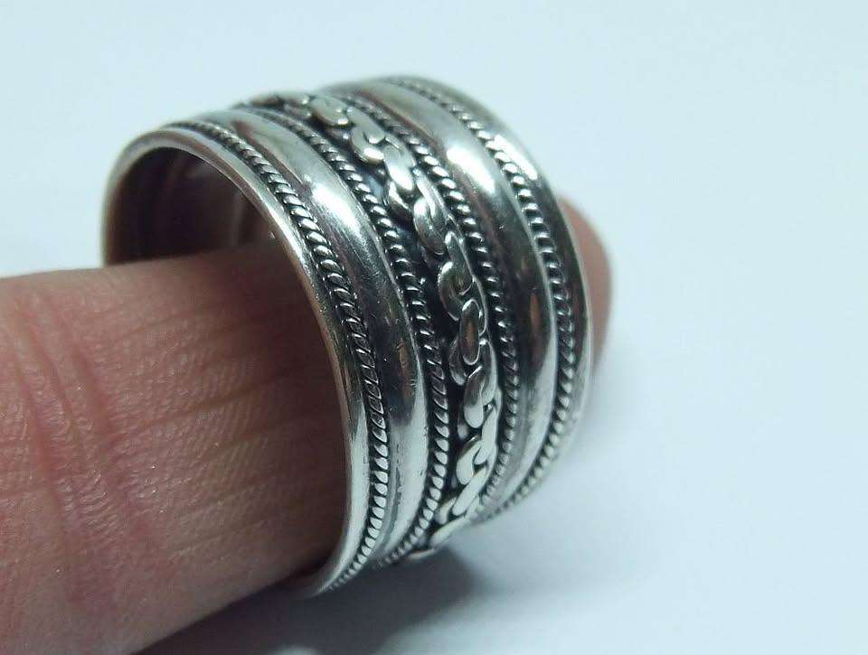 A BIG AND BOLD WIDE SOLID STERLING SILVER RING WITH EYE CATCHING DETAIL IN EXCELLENT CONDITION