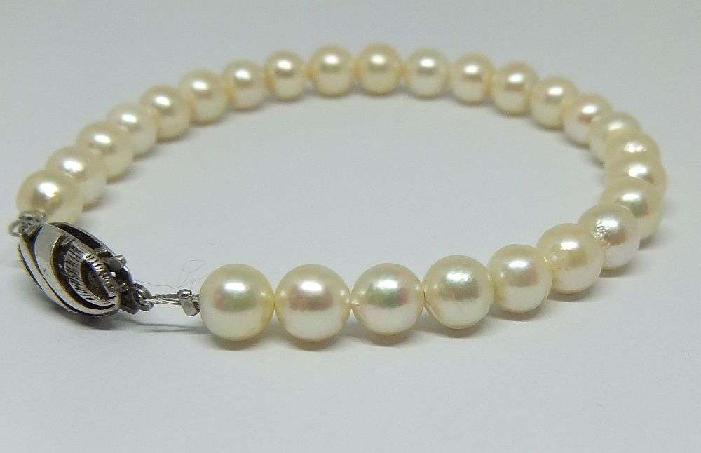 ONE OF A KIND !! A CLASSY ARTISAN MADE REAL PEARL BRACELET WITH VINTAGE GENUINE SILVER CLASP !!