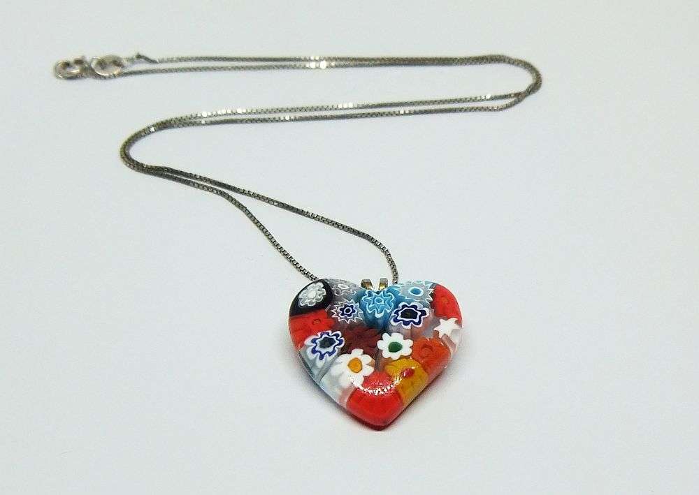 A STUNNING EYE CATCHING VINTAGE MILIFIORI GLASS HEART PENDANT PLUS STERLING SILVER NECKLACE !! WOW !