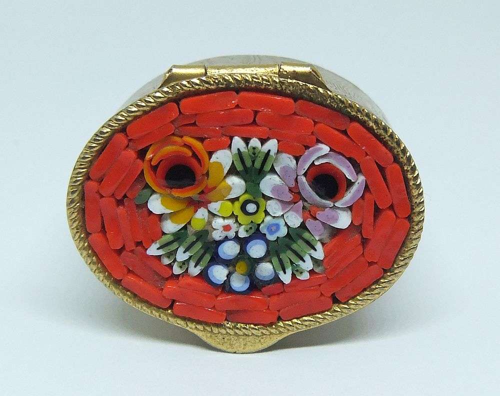 A VINTAGE ITALIAN MADE PILL BOX WITH GLASS MICRO MOSAIC FEATURE