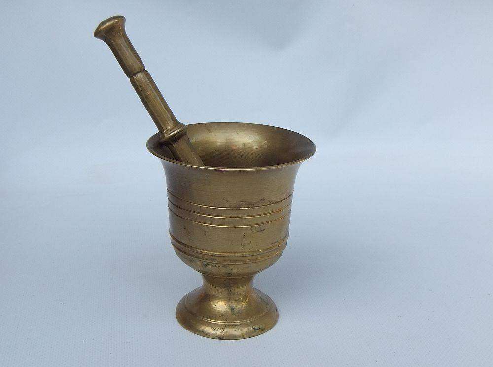 A vintage solid brass mortar and pestle in good condition