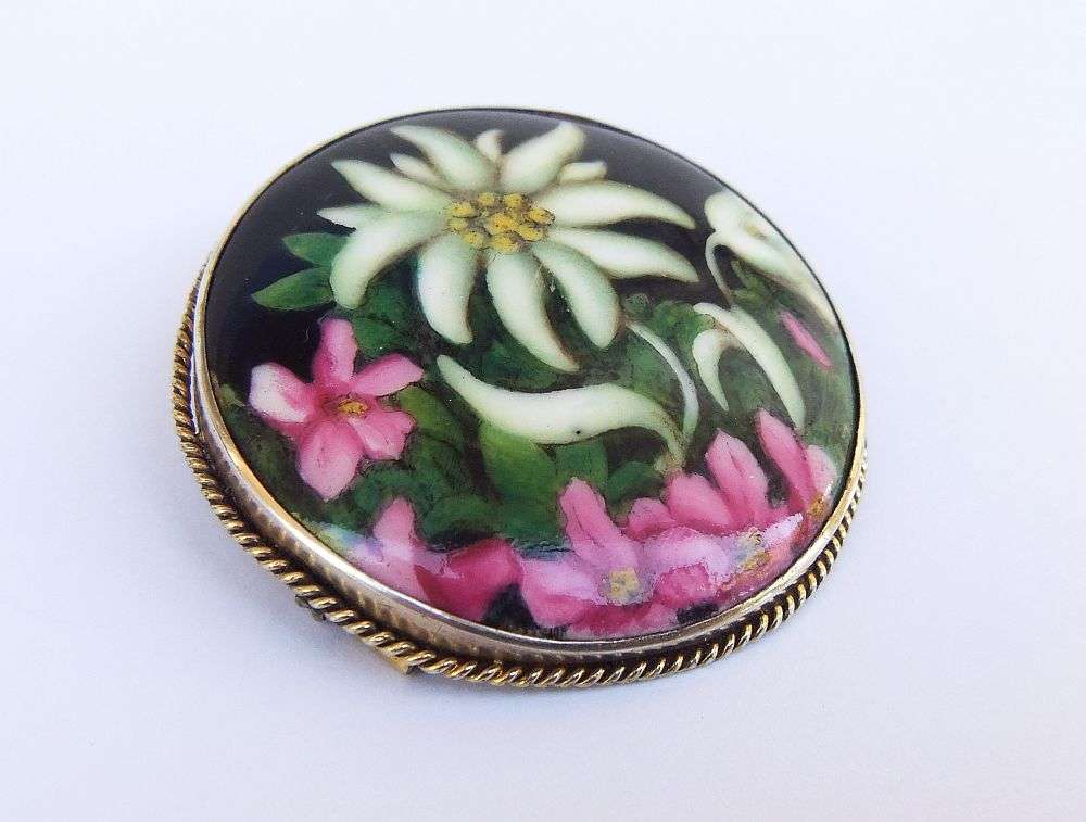WHAT A FIND !! A LARGE AND ATTRACTIVE VICTORIAN ERA HAND PAINTED TILE BROOCH SET IN SOLID SILVER !!
